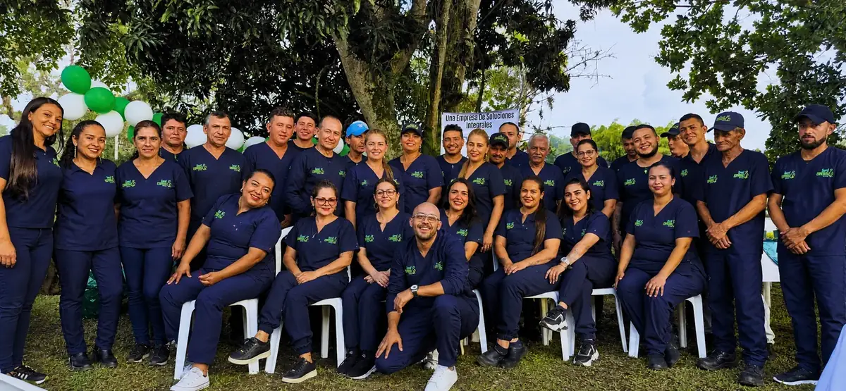 Equipo de Servi Expertos del Eje con uniforme