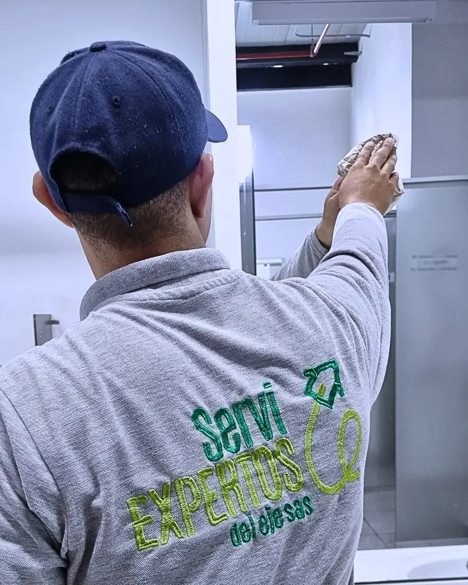Colaborador de Servi Expertos con uniforme de la empresa